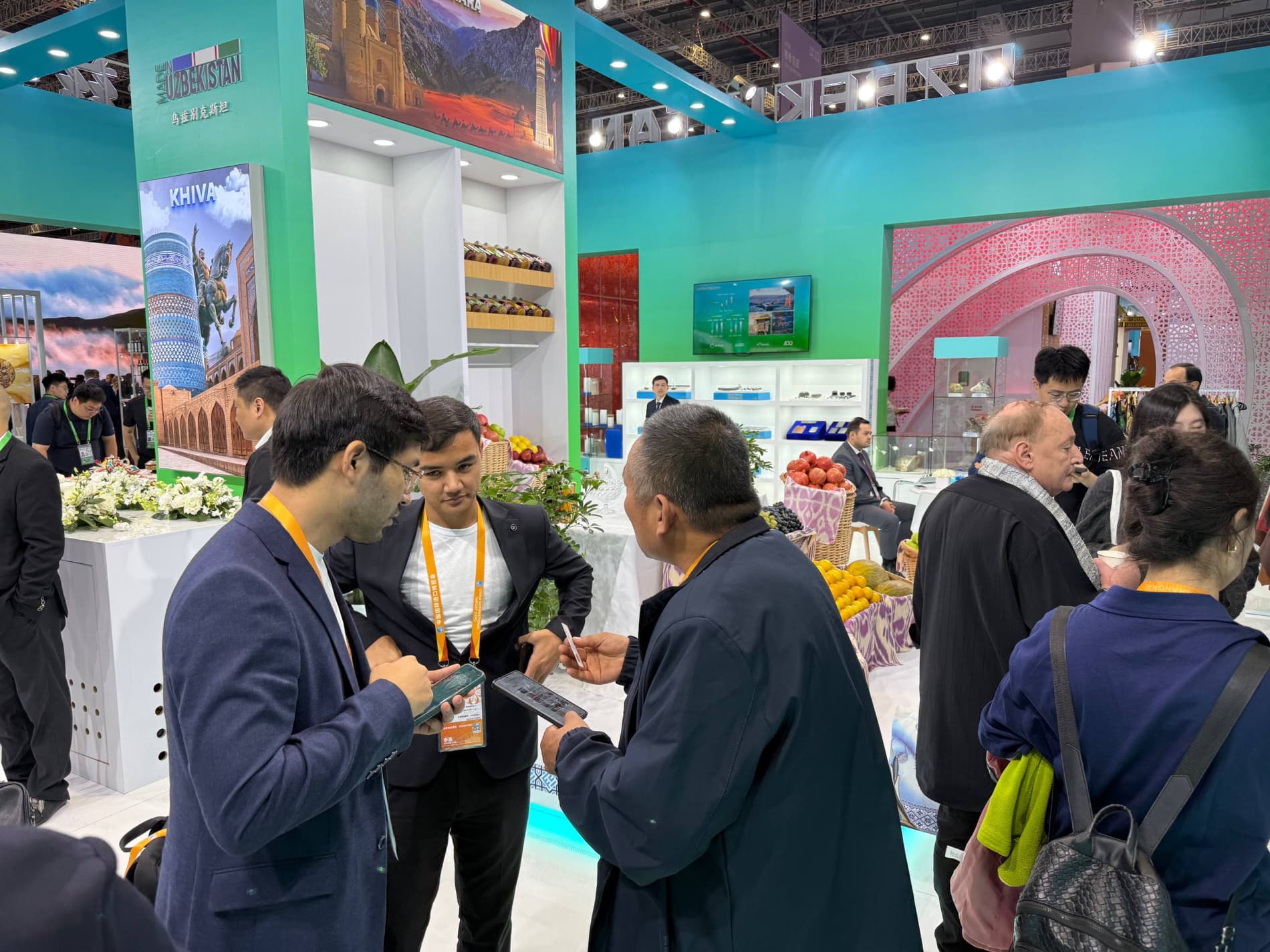 Узбекистан представил свой национальный павильон на 8-й Китайской международной выставке импорта (CIIE) в Шанхае