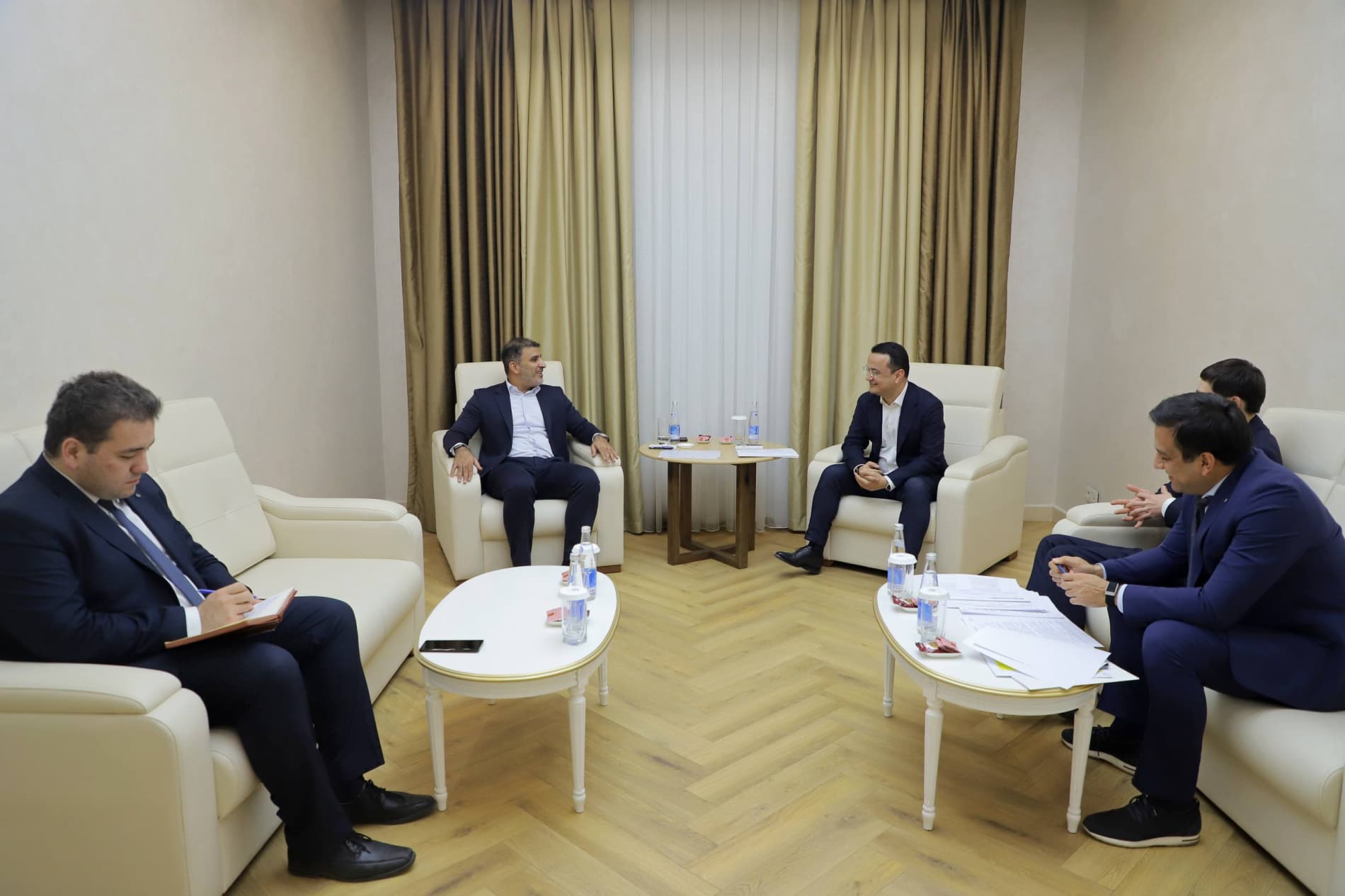 Узбекистан и UzOman обсудили новые инвестиционные проекты и перспективы сотрудничества в финансовом секторе
