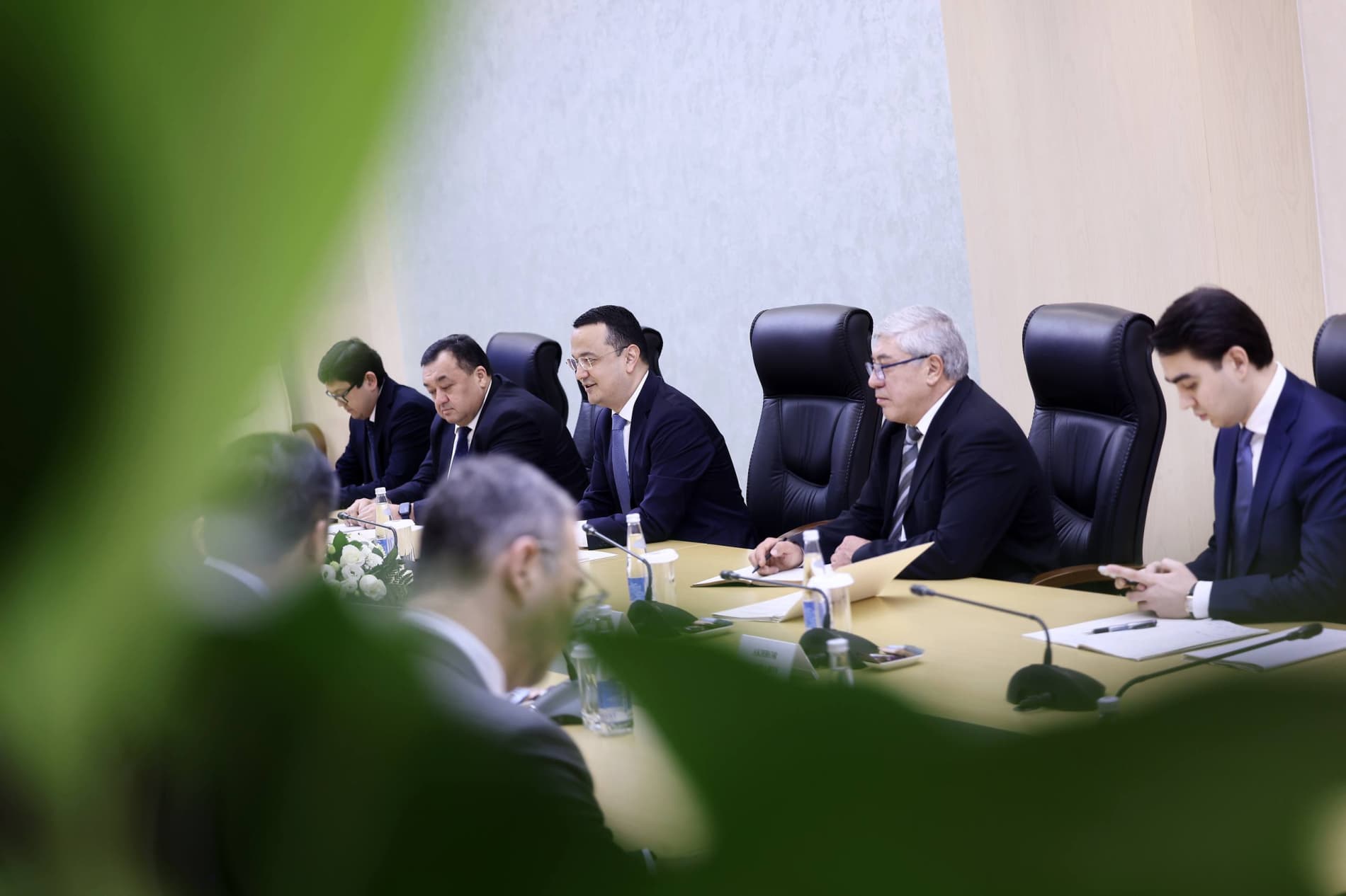 Министр инвестиций, промышленности и торговли Узбекистана провёл первую официальную встречу с Президентом Азиатского банка инфраструктурных инвестиций (AIIB)