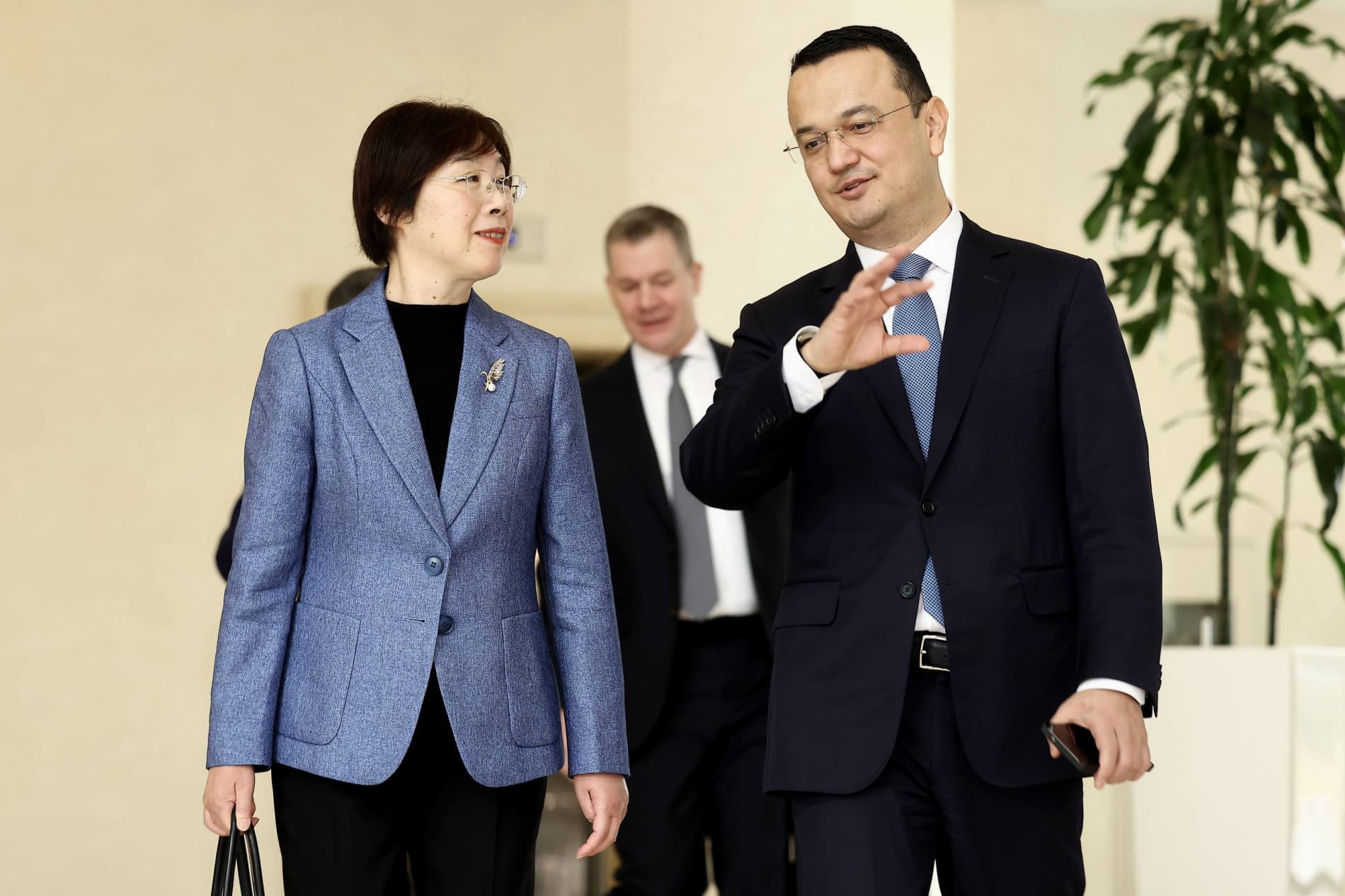 Министр инвестиций, промышленности и торговли Узбекистана провёл первую официальную встречу с Президентом Азиатского банка инфраструктурных инвестиций (AIIB)