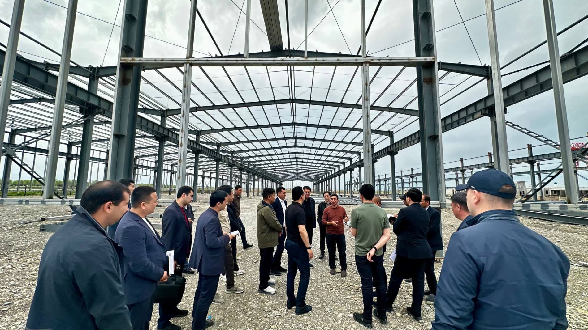 Лазиз Кудратов ознакомился с реализацией приоритетных инвестиционных проектов в Джизакской области