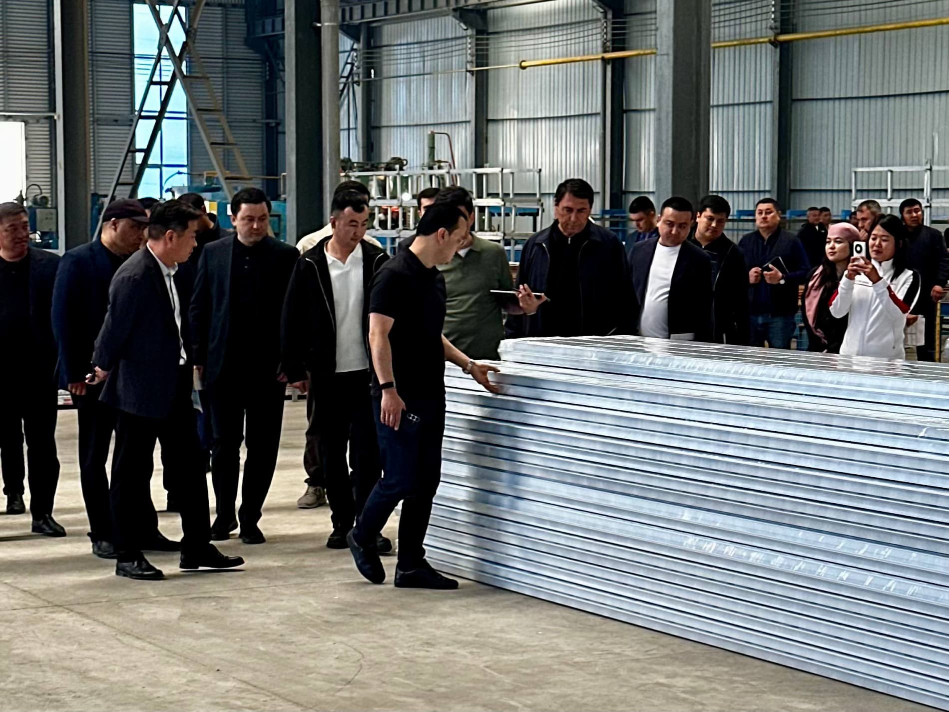 Лазиз Кудратов ознакомился с реализацией приоритетных инвестиционных проектов в Джизакской области