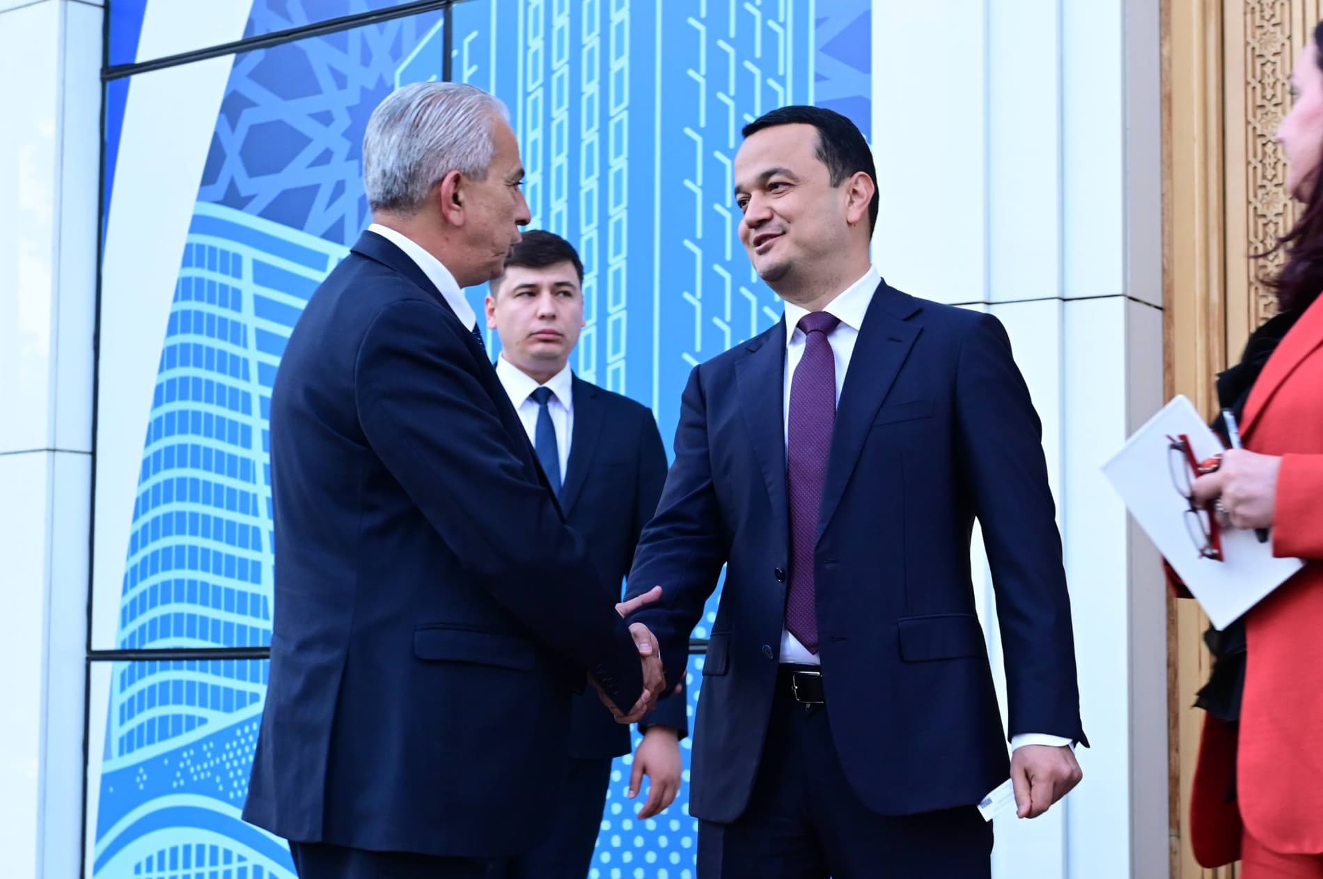Министр инвестиций, промышленности и торговли Республики Узбекистан Лазиз Кудратов провёл встречу с министром горнодобывающей промышленности Алжирской Народной Демократической Республики Мурадом Ханифи.