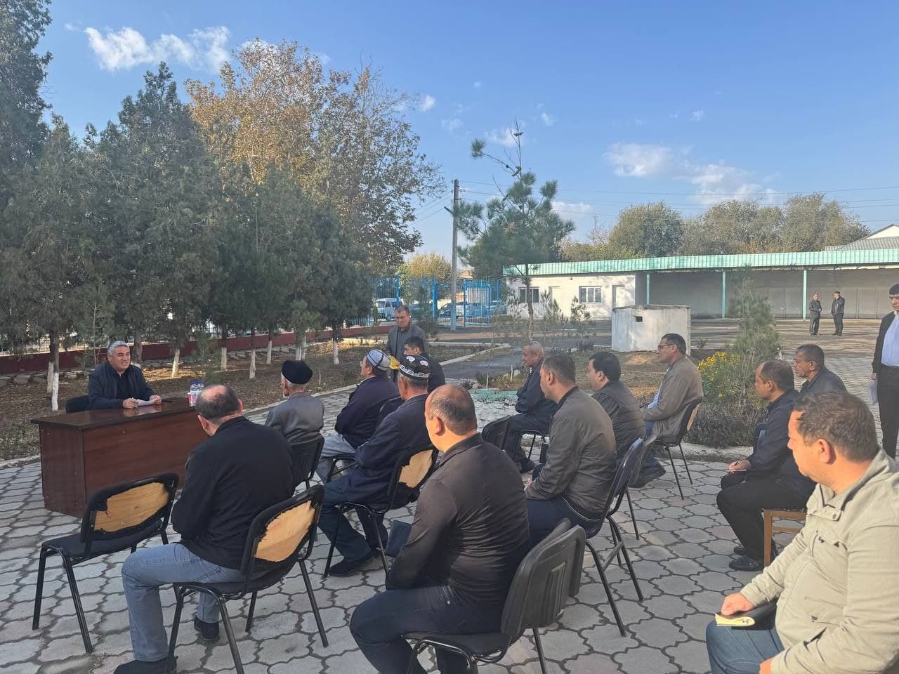 Xovos tumani hokimi fuqarolar murojaatlarini tingladi