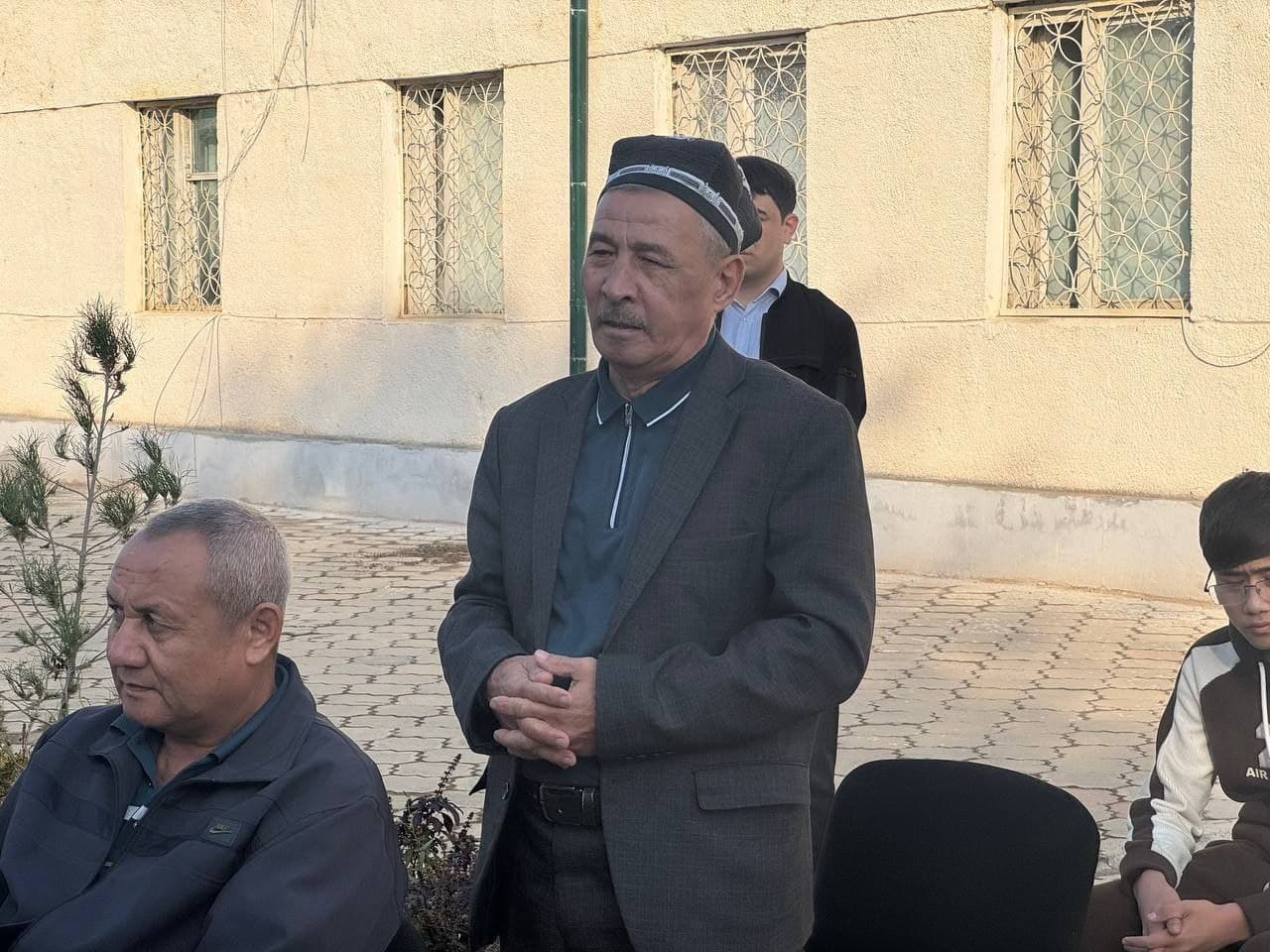 Xovos tumani hokimi fuqarolar murojaatlarini tingladi