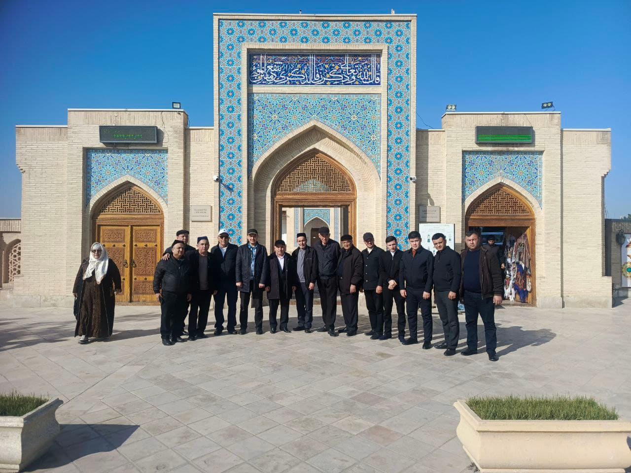Deputatlar Buxoro sayohatida... Xalq deputatlari Xovos tumani Kengashi deputatlari uchun yurtimizning muqaddas va qadimiy shahri hisoblangan Buxoroga sayohat tashkil etildi. Sayohat 2 kunlik bo'lib, unda Buxorodagi barcha qadamjolarga tashrif buyurish r