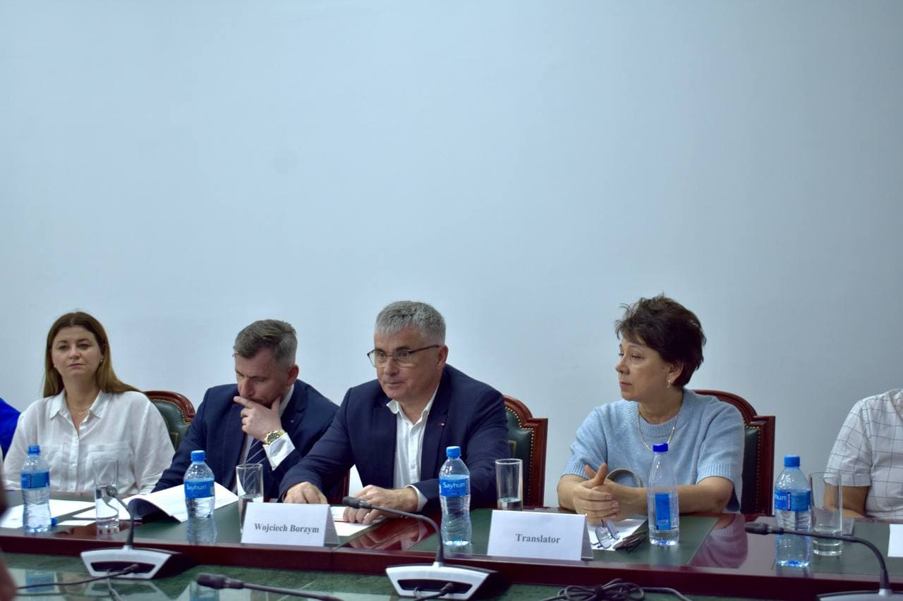 Uchrashuvda O‘zbekiston tomonidan Agentlik vakillaridan tashqari “Beshmakon” MCHJ va “BP Pharma” MCHJ kompaniyalari vakillari ham ishtirok etdilar. Muzokaralar davomida Polsha delegatsiyasi O‘zbekiston Respublikasi bilan barqaror savdo-iqtisodiy aloqalar