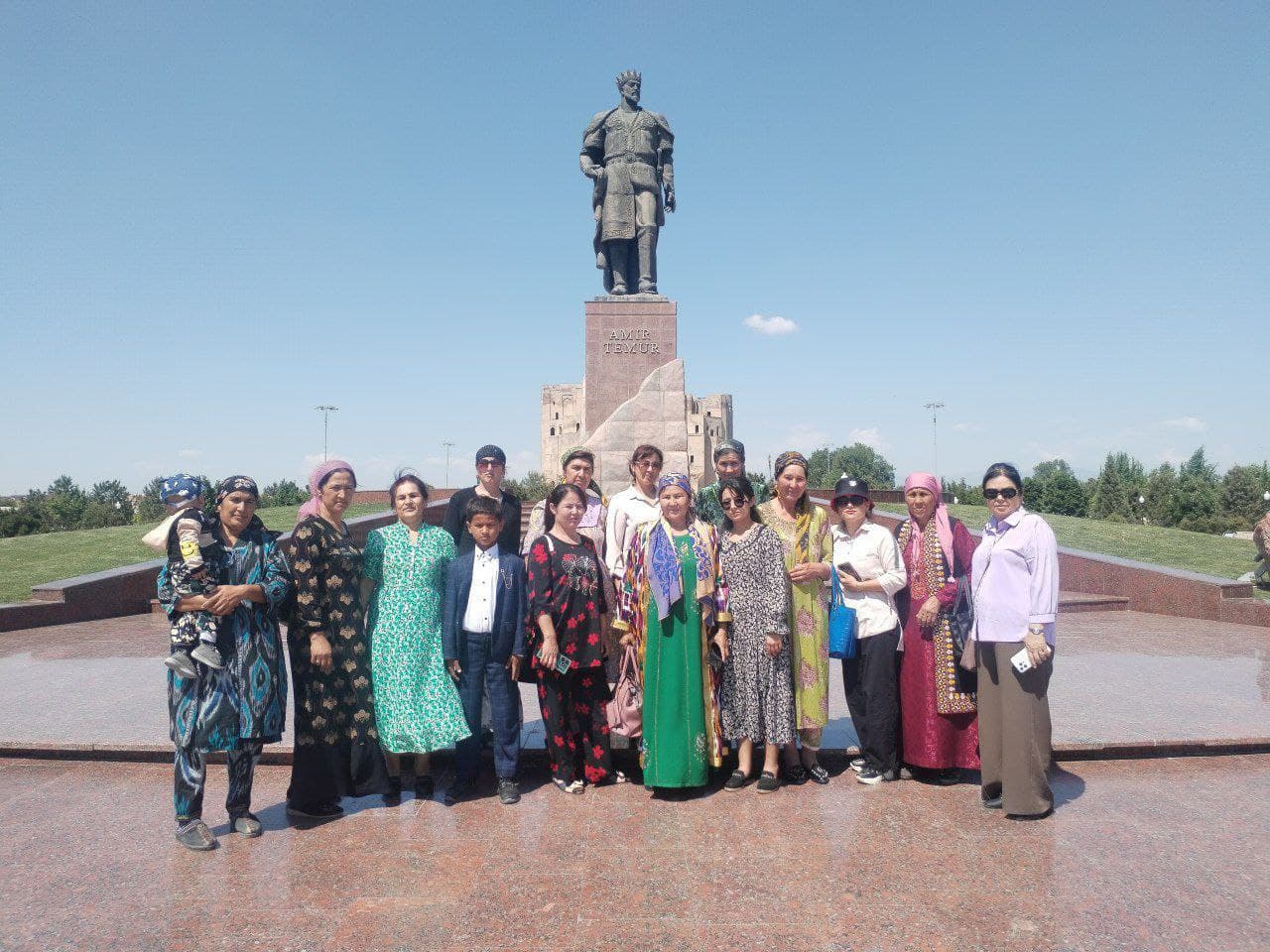 Muboraklik bir guruh xotin-qizlar Shahrisabz shahriga sayohatga borishdi