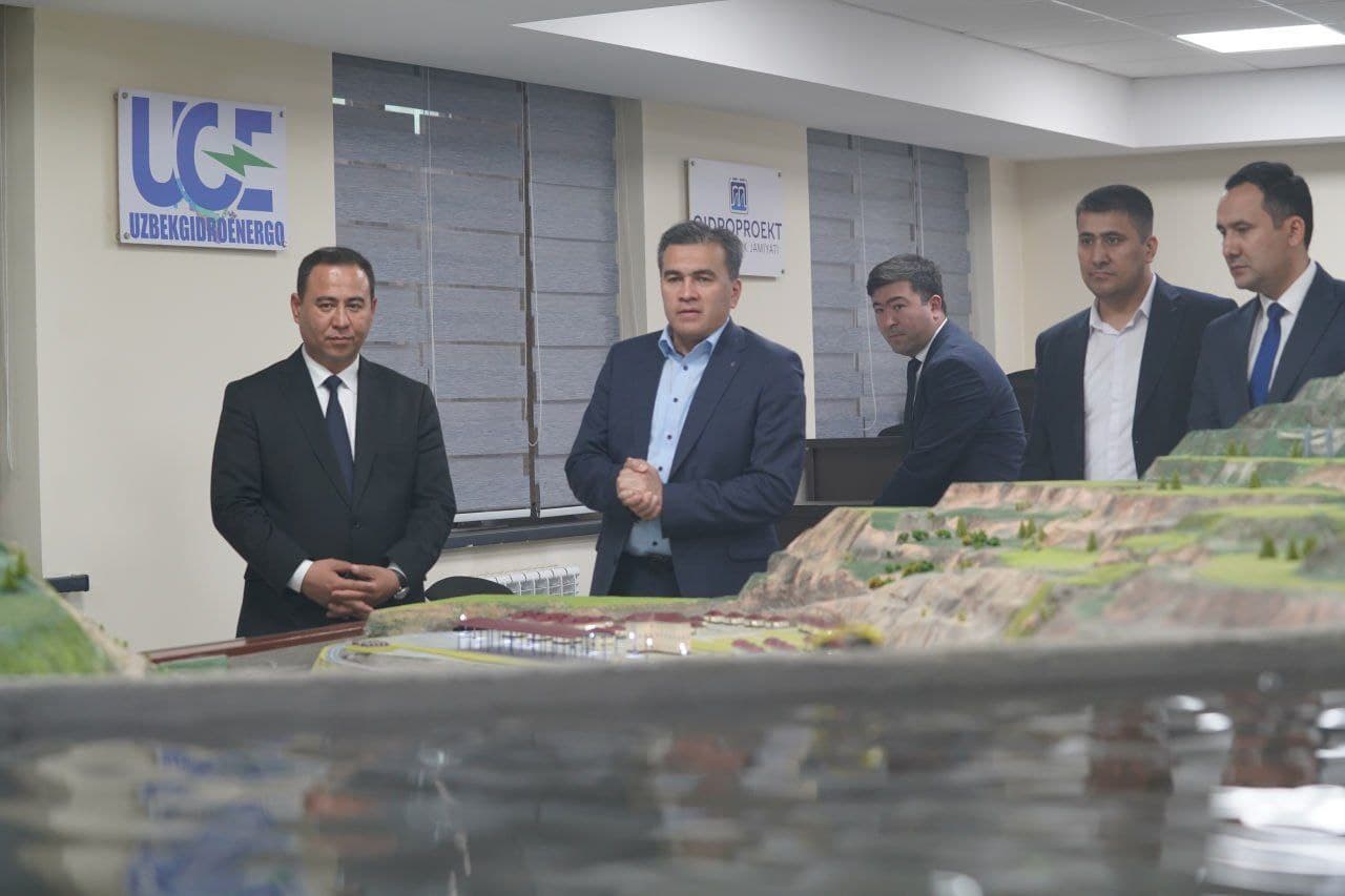 In the second part of the meeting, the rector of the university, Bahrom Tulaganov, acquainted the representatives of the inspection, headed by the head of the inspection, with the modern laboratory of the university.