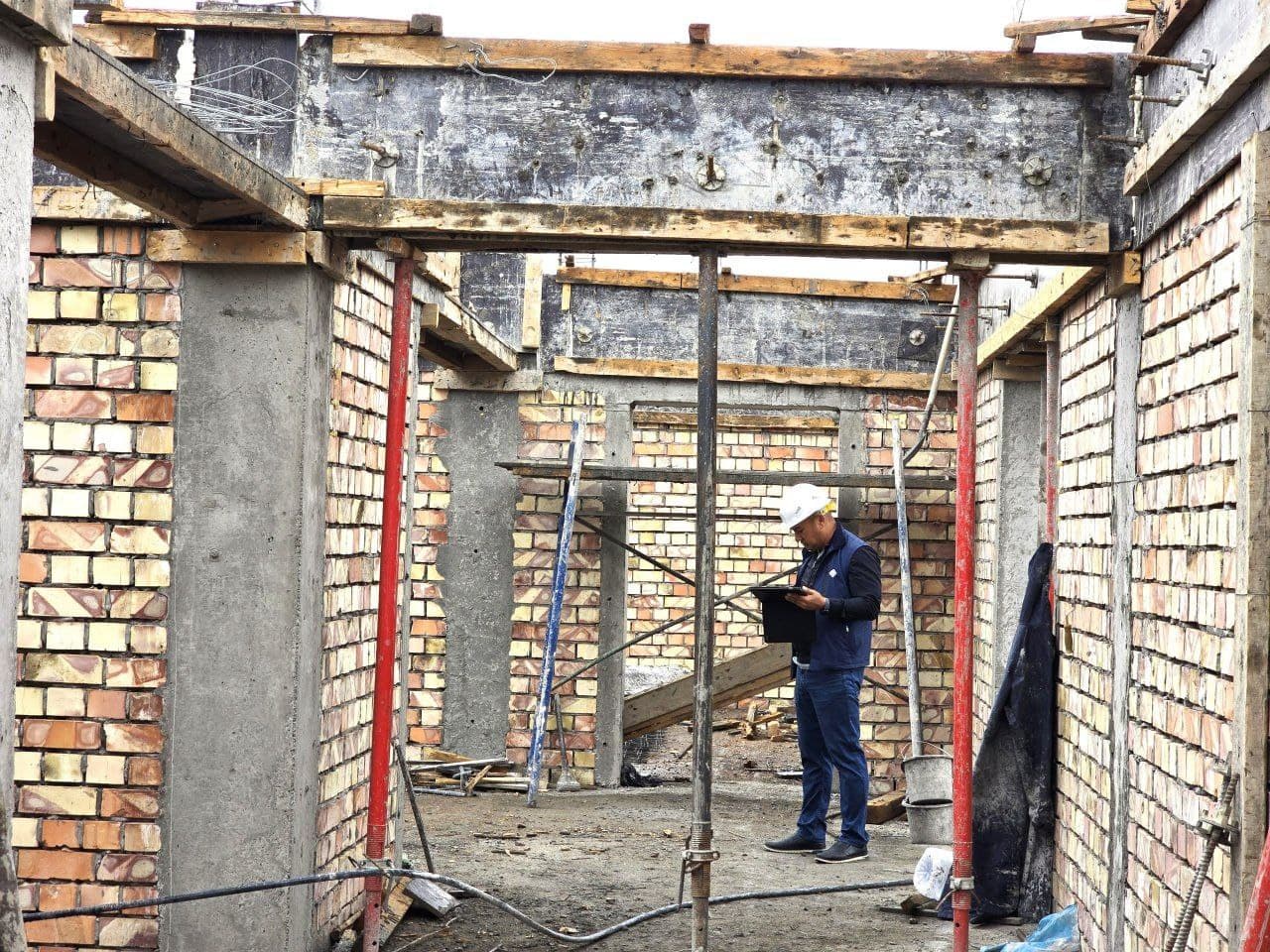 Employees of the Territorial Inspection for Control in the Sphere of Construction and Housing and Communal Services of the Namangan Region are carrying out control measures at construction sites.