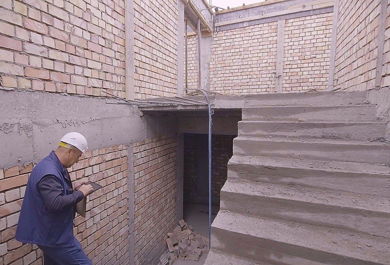 Employees of the Territorial Inspection for Control in the Sphere of Construction and Housing and Communal Services of the Namangan Region are carrying out control measures at construction sites.