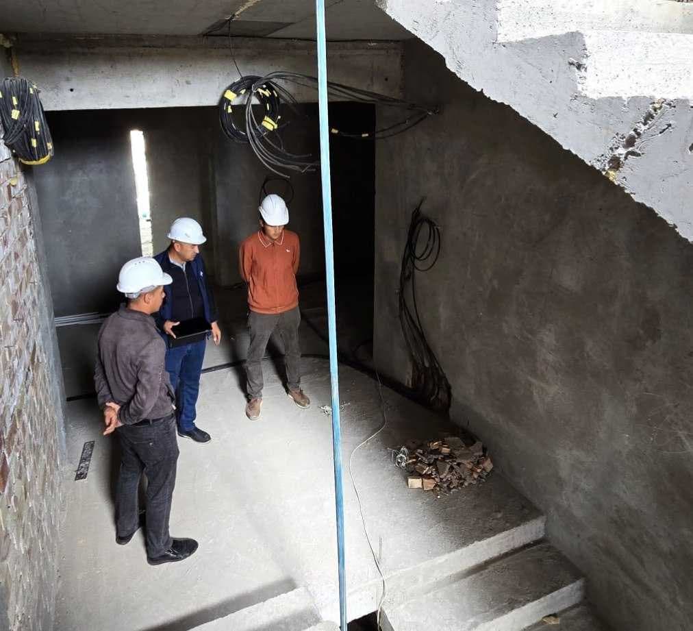 Employees of the Territorial Inspection for Control in the Sphere of Construction and Housing and Communal Services of the Namangan Region are carrying out control measures at construction sites.