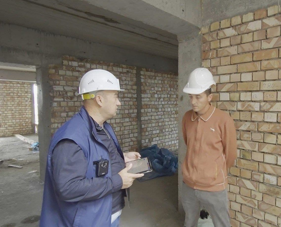 Employees of the Territorial Inspection for Control in the Sphere of Construction and Housing and Communal Services of the Namangan Region are carrying out control measures at construction sites.