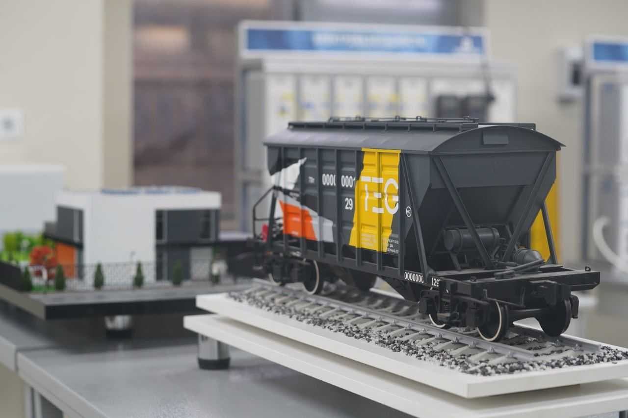 In the second part of the meeting, the rector of the university, Bahrom Tulaganov, acquainted the representatives of the inspection, headed by the head of the inspection, with the modern laboratory of the university.