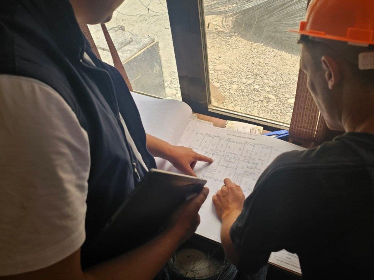 Части лестницы в многоэтажном здании, выполненные вопреки проекту и не отвечающие требованиям качества, были снесены сотрудниками инспекции.