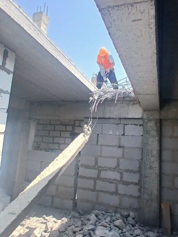 Части лестницы в многоэтажном здании, выполненные вопреки проекту и не отвечающие требованиям качества, были снесены сотрудниками инспекции.