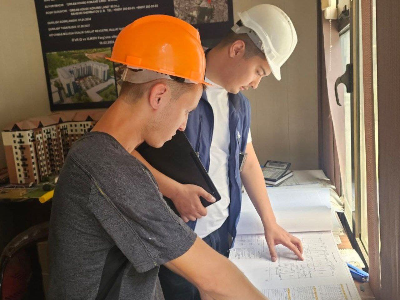 Части лестницы в многоэтажном здании, выполненные вопреки проекту и не отвечающие требованиям качества, были снесены сотрудниками инспекции.