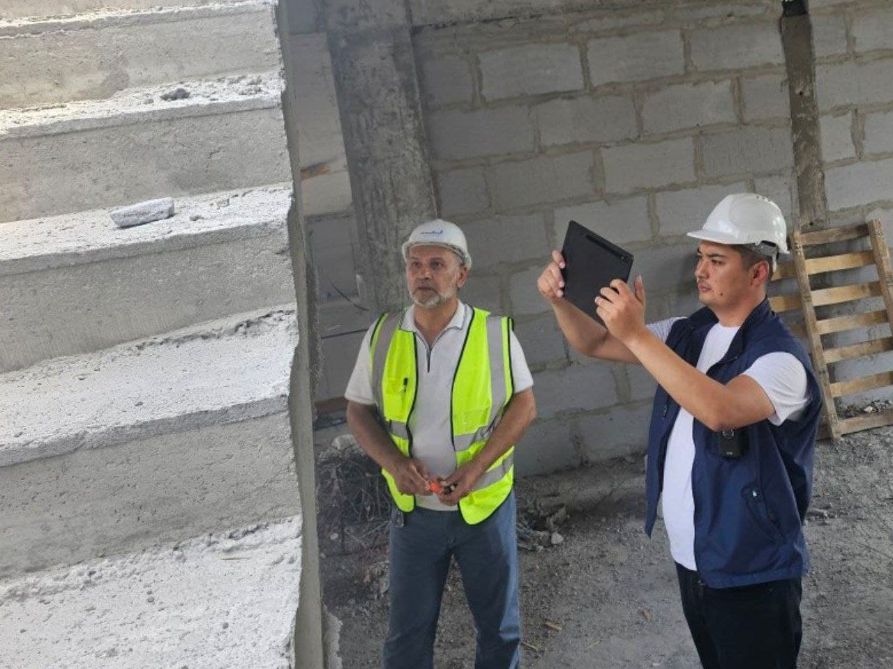 Части лестницы в многоэтажном здании, выполненные вопреки проекту и не отвечающие требованиям качества, были снесены сотрудниками инспекции.