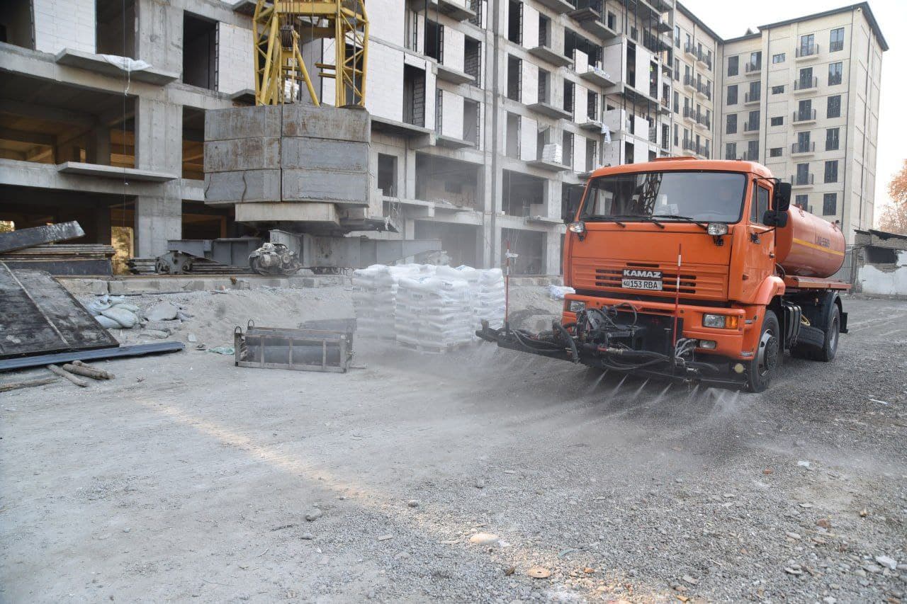 Measures to reduce dust particles at construction sites are being strengthened in Fergana.