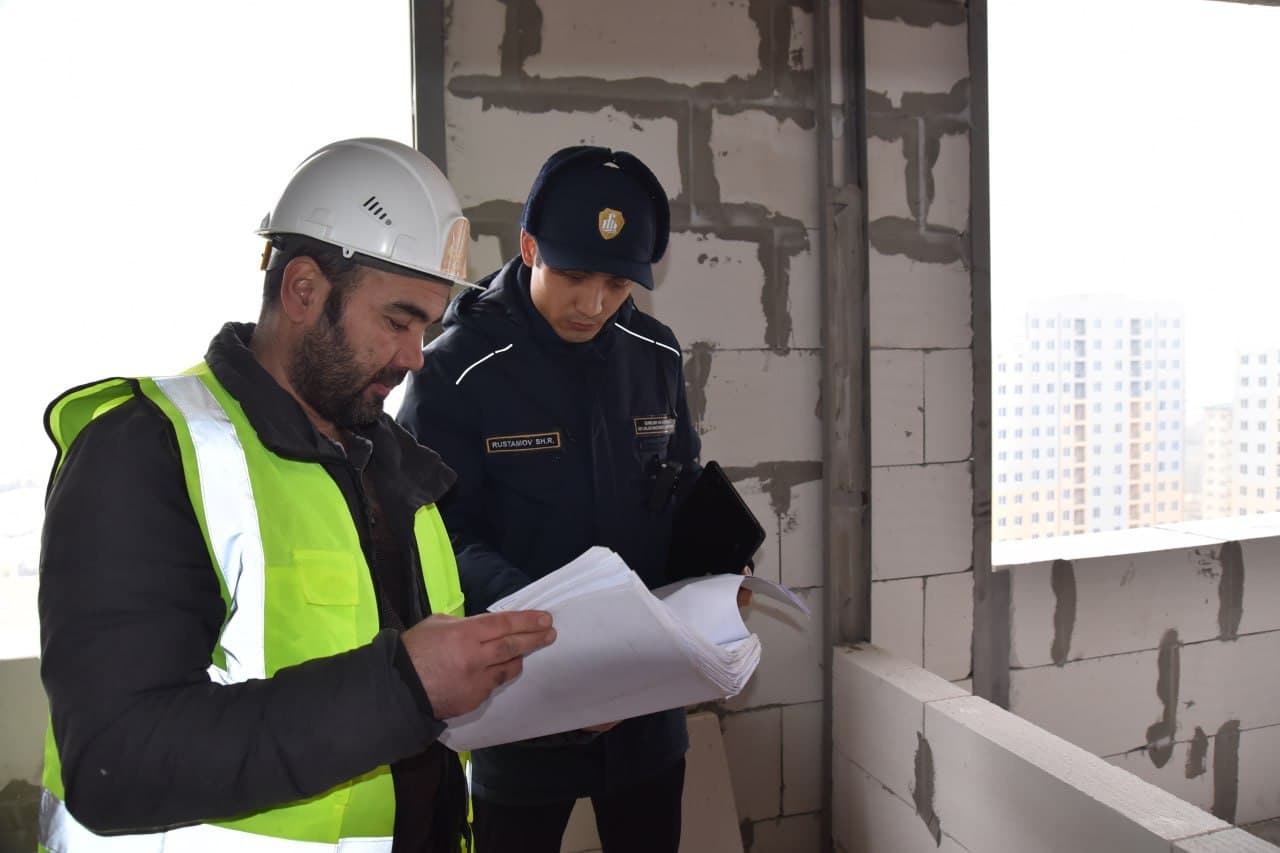 Farg‘ona shahrida 14 qavatli bino qurilishida xavfsizlik va sifat talablari buzilganligi aniqlandi.