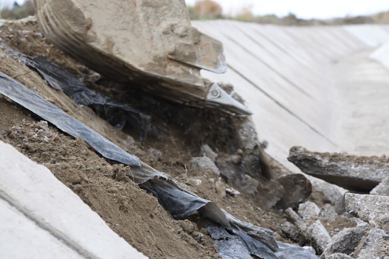 Navoiy viloyati Qurilish va uy-joy kommunal xo‘jaligi sohasida hududiy nazorat qilish inspeksiyasi xodimlari tomonidan “Armijon” kanalini rekonstruksiya qilish obyektida navbatdagi monitoring tadbirlari amalga oshirildi.