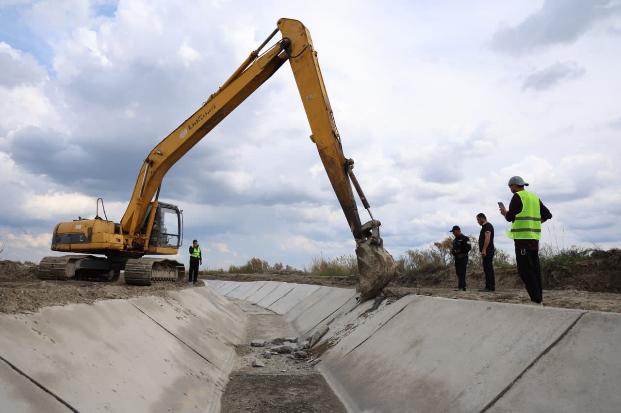 Navoiy viloyati Qurilish va uy-joy kommunal xo‘jaligi sohasida hududiy nazorat qilish inspeksiyasi xodimlari tomonidan “Armijon” kanalini rekonstruksiya qilish obyektida navbatdagi monitoring tadbirlari amalga oshirildi.