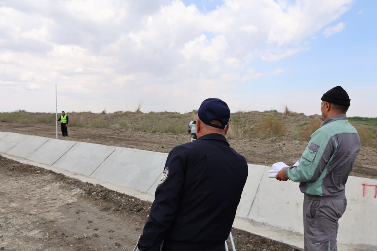 Navoiy viloyati Qurilish va uy-joy kommunal xo‘jaligi sohasida hududiy nazorat qilish inspeksiyasi xodimlari tomonidan “Armijon” kanalini rekonstruksiya qilish obyektida navbatdagi monitoring tadbirlari amalga oshirildi.