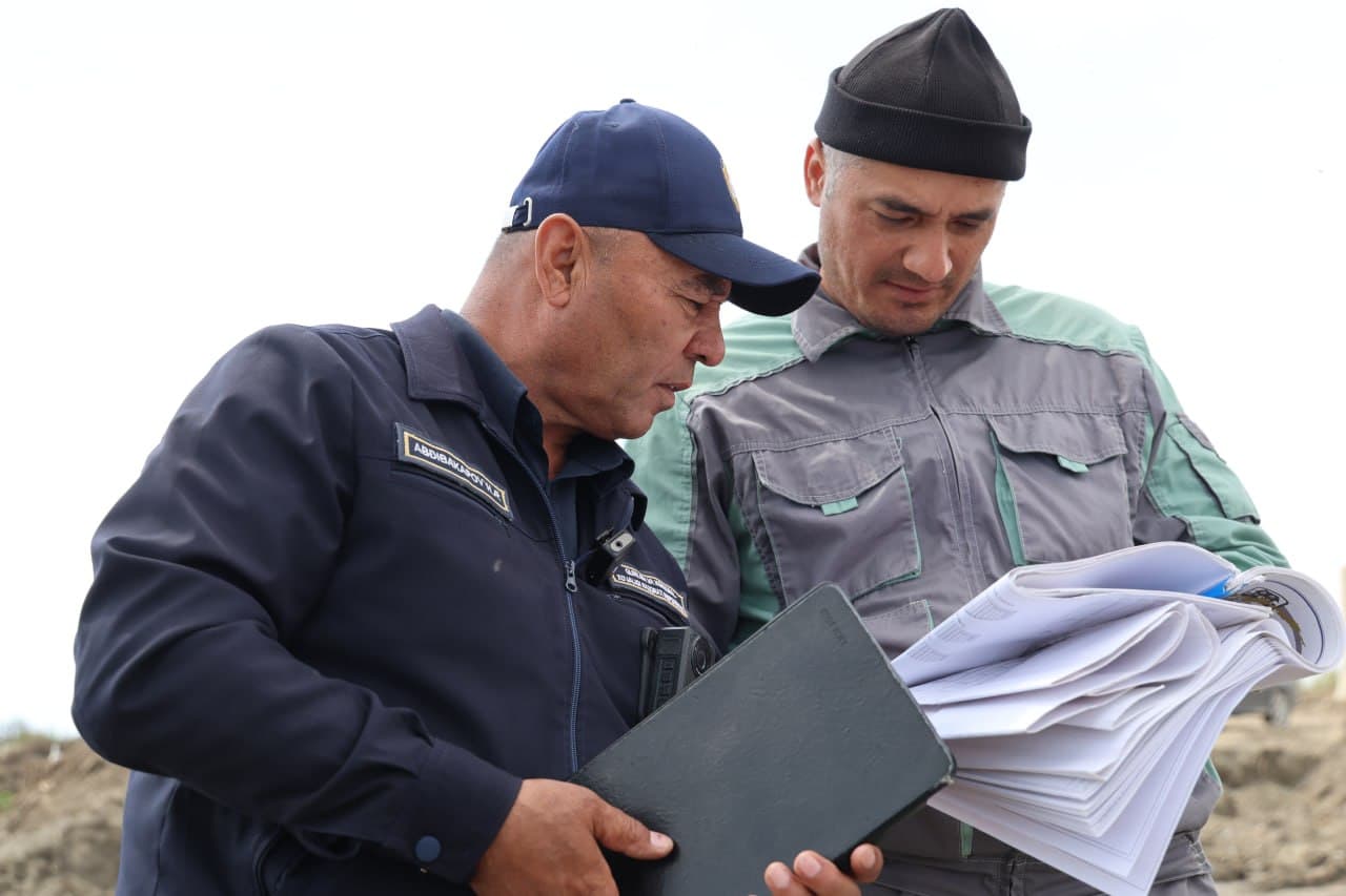 Navoiy viloyati Qurilish va uy-joy kommunal xo‘jaligi sohasida hududiy nazorat qilish inspeksiyasi xodimlari tomonidan “Armijon” kanalini rekonstruksiya qilish obyektida navbatdagi monitoring tadbirlari amalga oshirildi.