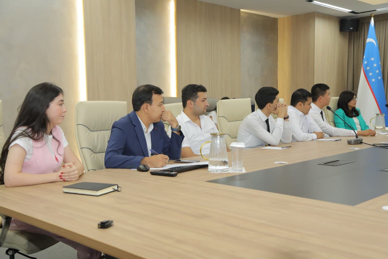 Министр провел встречу со стипендиатами Фонда «El-yurt umidi»