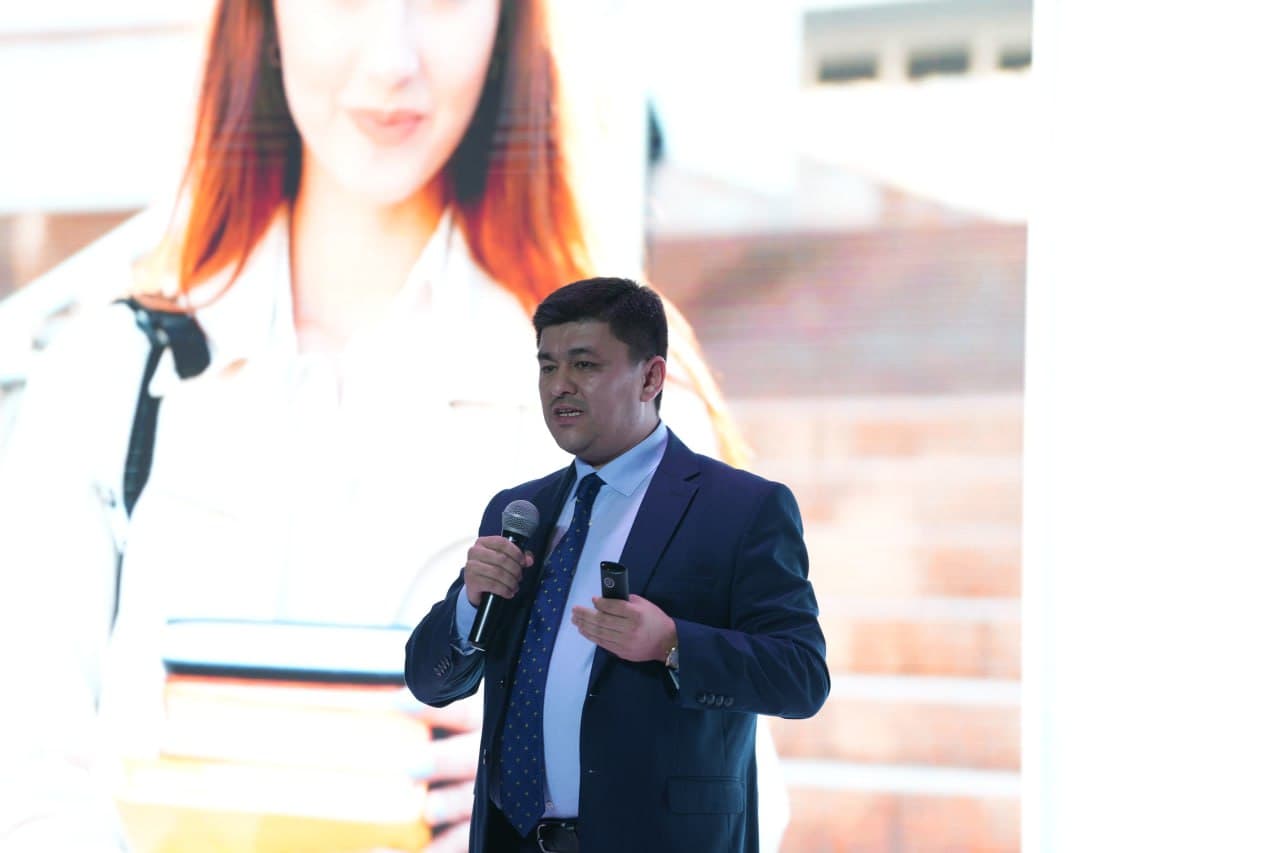 Exhibitions at the "ICT Expo Uzbekistan" featured presentations, and a participant in the "President Tech Award" hackathon received recognition in a distinct category.