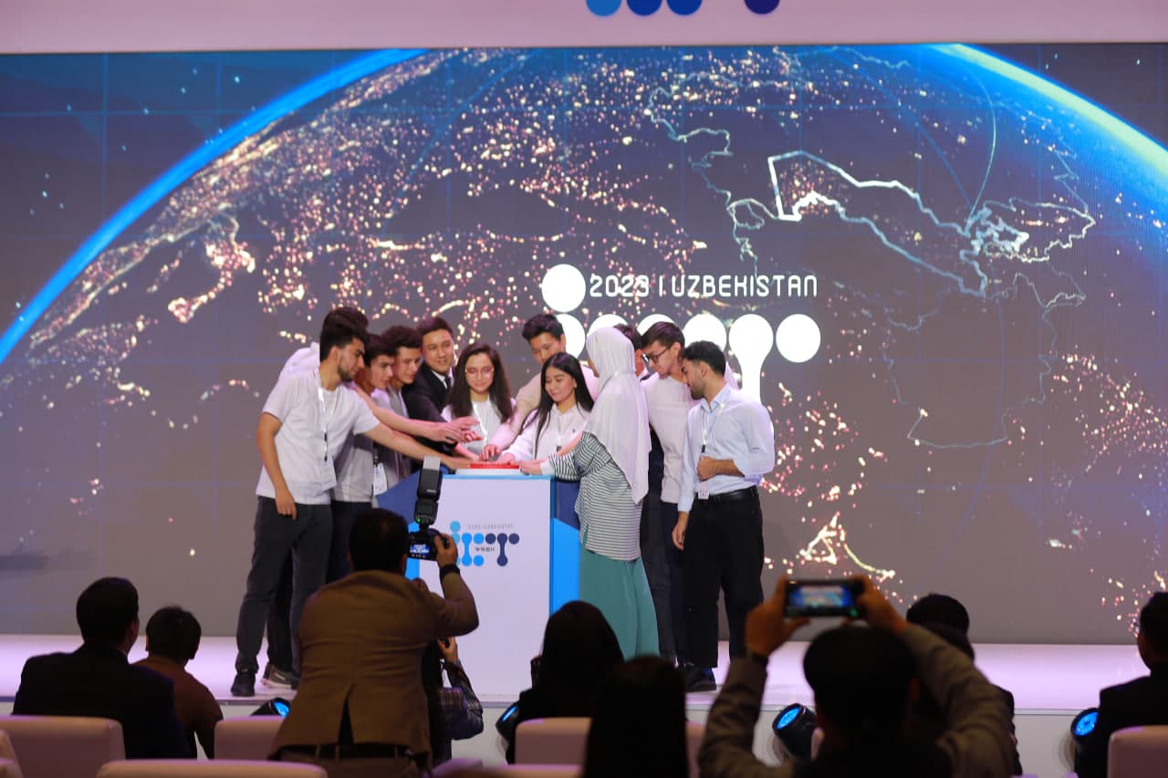 Exhibitions at the "ICT Expo Uzbekistan" featured presentations, and a participant in the "President Tech Award" hackathon received recognition in a distinct category.