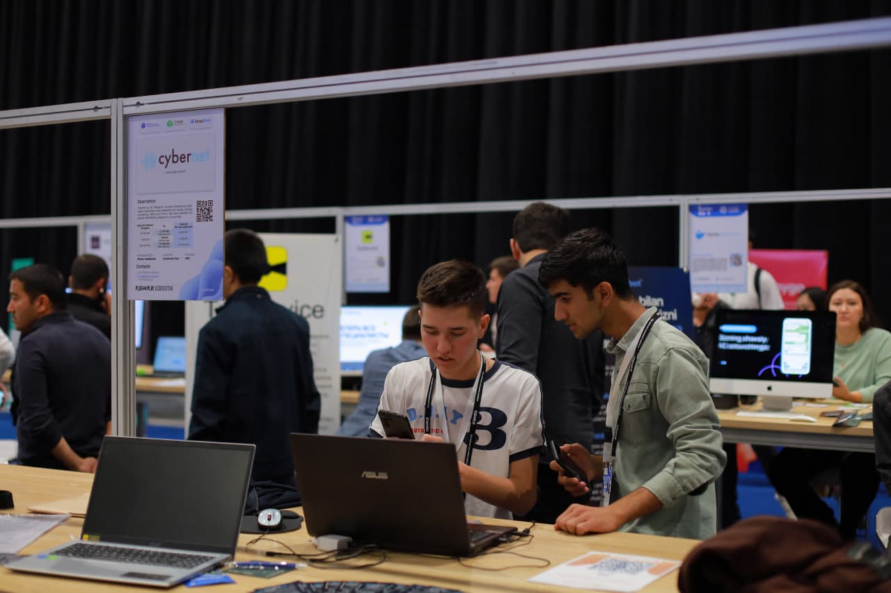 Exhibitions at the "ICT Expo Uzbekistan" featured presentations, and a participant in the "President Tech Award" hackathon received recognition in a distinct category.