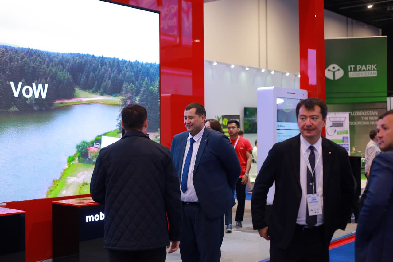 Exhibitions at the "ICT Expo Uzbekistan" featured presentations, and a participant in the "President Tech Award" hackathon received recognition in a distinct category.