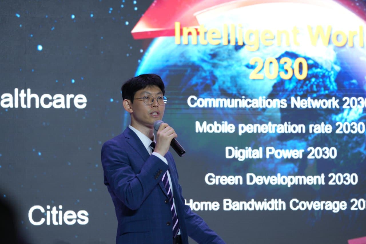 Exhibitions at the "ICT Expo Uzbekistan" featured presentations, and a participant in the "President Tech Award" hackathon received recognition in a distinct category.
