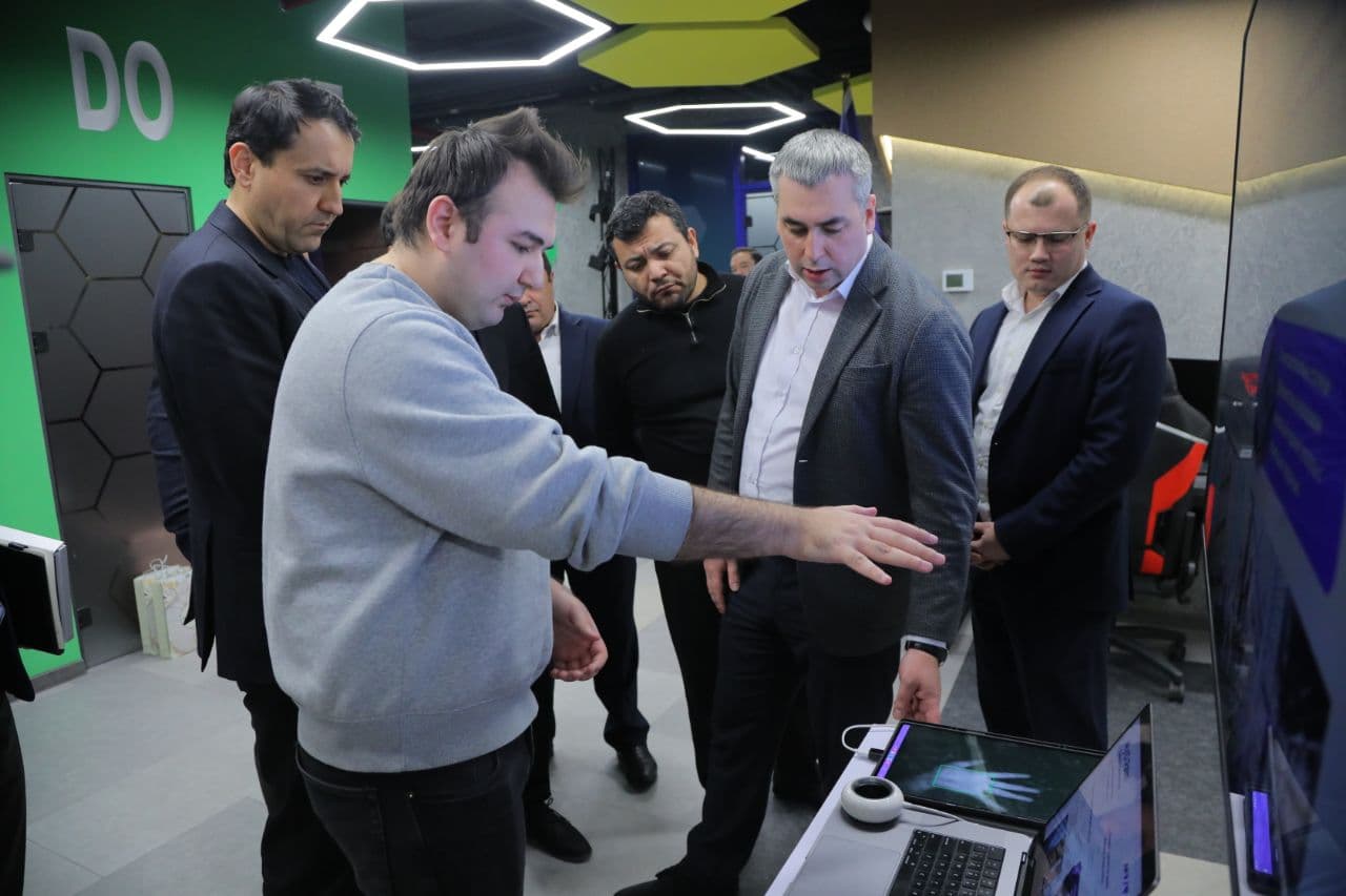 Tojikistonning Innovatsiyalar va raqamli texnologiyalar agentligi direktori bilan ikki davlat o‘rtasida AKT sohasida hamkorlikni rivojlantirish masalalari muhokama qilindi