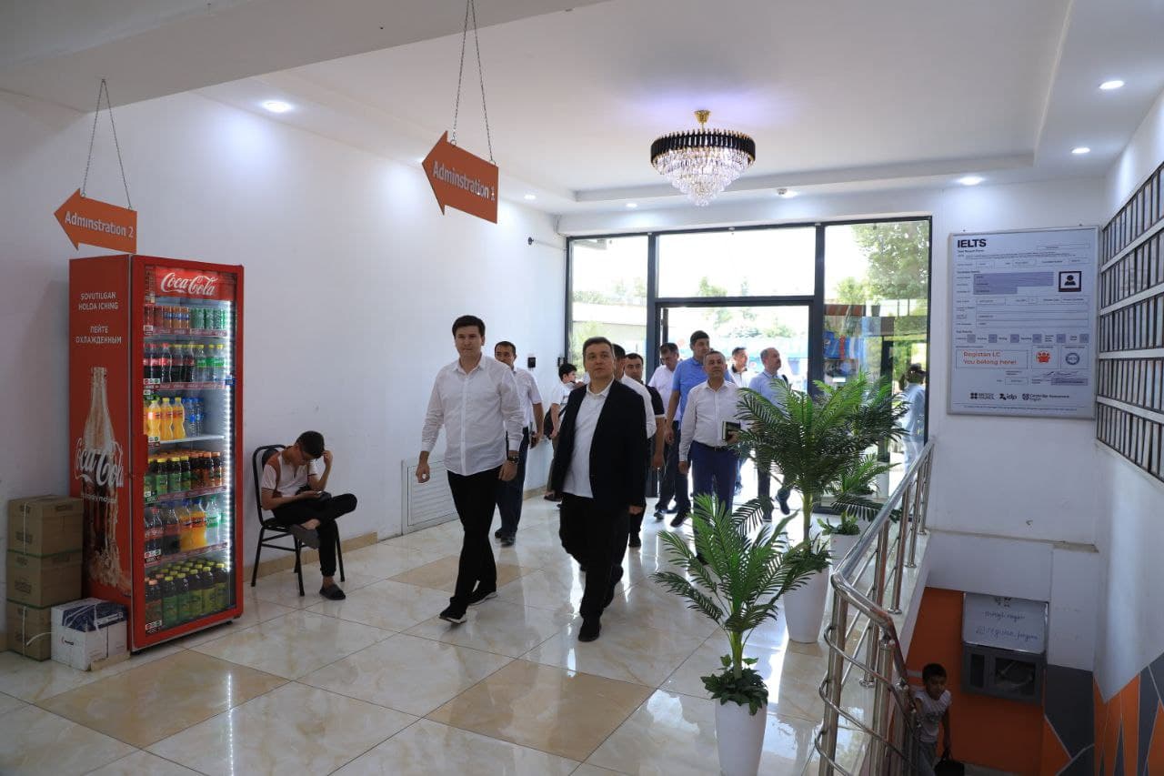 Vazir ingliz tiliga ixtisoslashgan “Registon” o‘quv markazi faoliyati bilan tanishib, unda IT-ta’lim yo‘nalishini yo‘lga qo‘yish taklifini bildirdi
