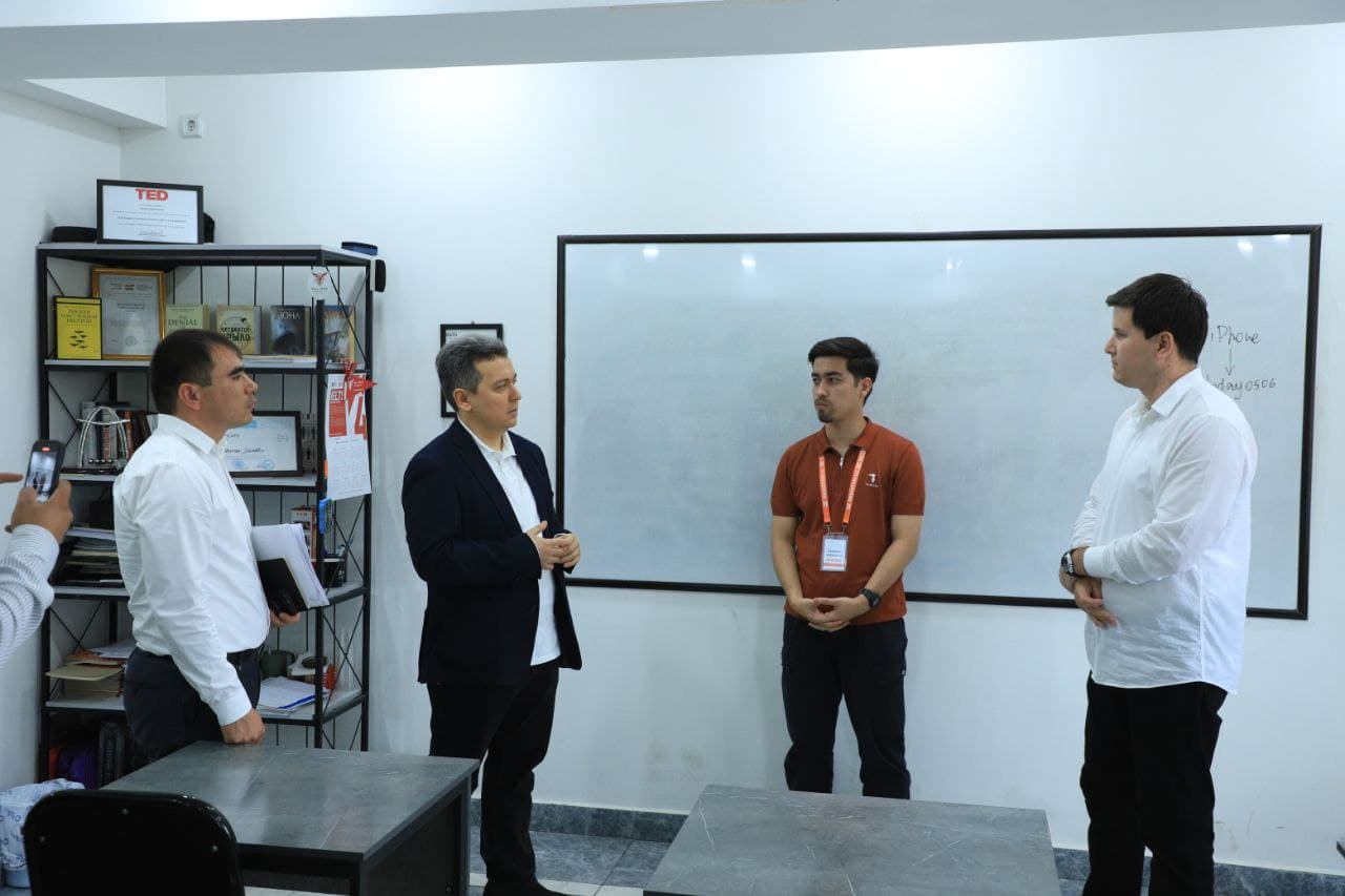 Vazir ingliz tiliga ixtisoslashgan “Registon” o‘quv markazi faoliyati bilan tanishib, unda IT-ta’lim yo‘nalishini yo‘lga qo‘yish taklifini bildirdi