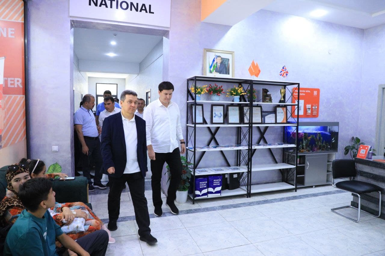Vazir ingliz tiliga ixtisoslashgan “Registon” o‘quv markazi faoliyati bilan tanishib, unda IT-ta’lim yo‘nalishini yo‘lga qo‘yish taklifini bildirdi