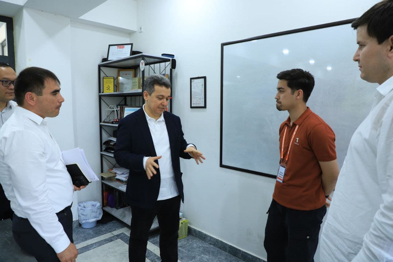 Vazir ingliz tiliga ixtisoslashgan “Registon” o‘quv markazi faoliyati bilan tanishib, unda IT-ta’lim yo‘nalishini yo‘lga qo‘yish taklifini bildirdi