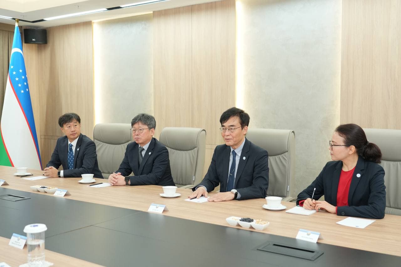 Minister of Digital Technologies Sherzod Shermatov discusses new projects with Inha University President