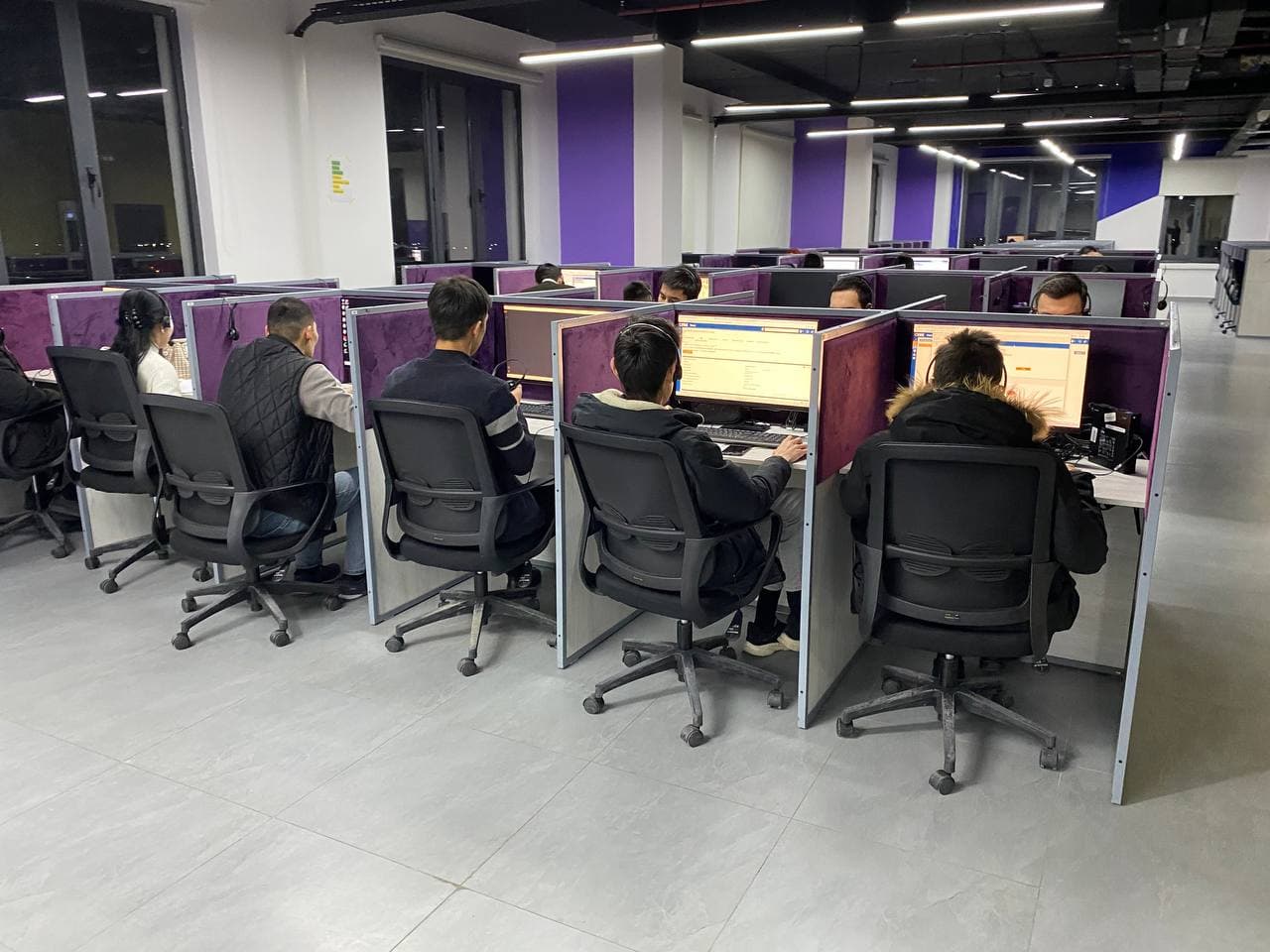 Vazir Nukus shahridagi “Voice Solution VB” BPO markazi faoliyati bilan tanishdi