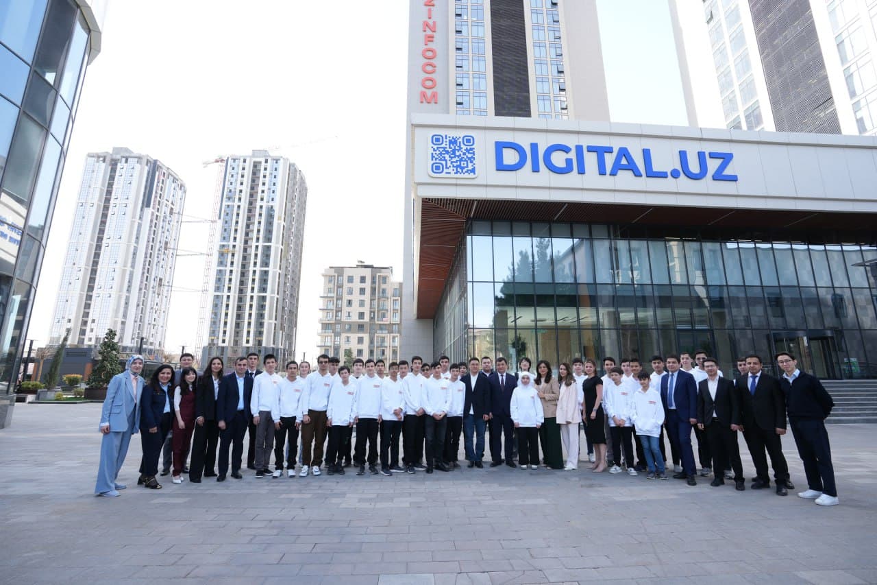 Xalqaro informatika olimpiadasiga tayyorgarlik to'g'risida tashkil etilgan o‘quv mashg‘ulotlari ishtirokchilari va Zulfiya nomidagi Davlat mukofotining 2025-yilgi sovrindorlari bilan uchrashuv o‘tkazildi