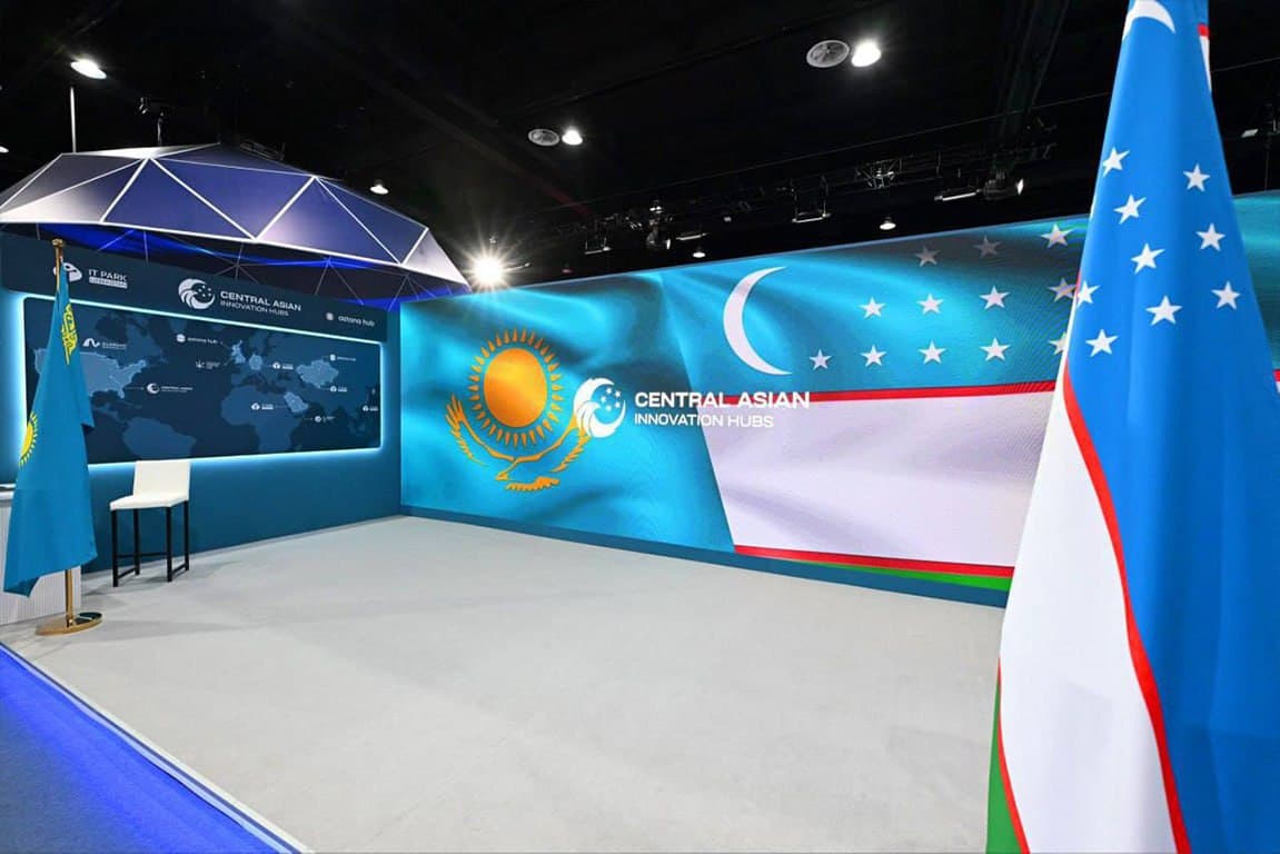 Президенты Узбекистана и Казахстана посетили выставку цифровых технологий и искусственного интеллекта