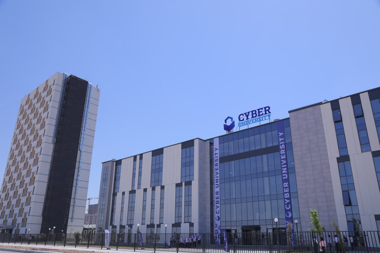 Bitiruvchi yoshlar uchun imkoniyatlar eshigini ochayotgan kelajak kadrlarini tayyorlaydigan "Cyber University" davlat universitetida Ochiq eshiklar kuni bo‘lib o‘tdi