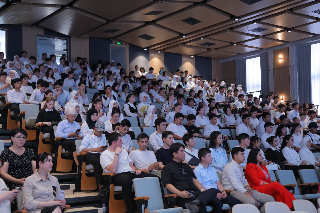 Bitiruvchi yoshlar uchun imkoniyatlar eshigini ochayotgan kelajak kadrlarini tayyorlaydigan "Cyber University" davlat universitetida Ochiq eshiklar kuni bo‘lib o‘tdi