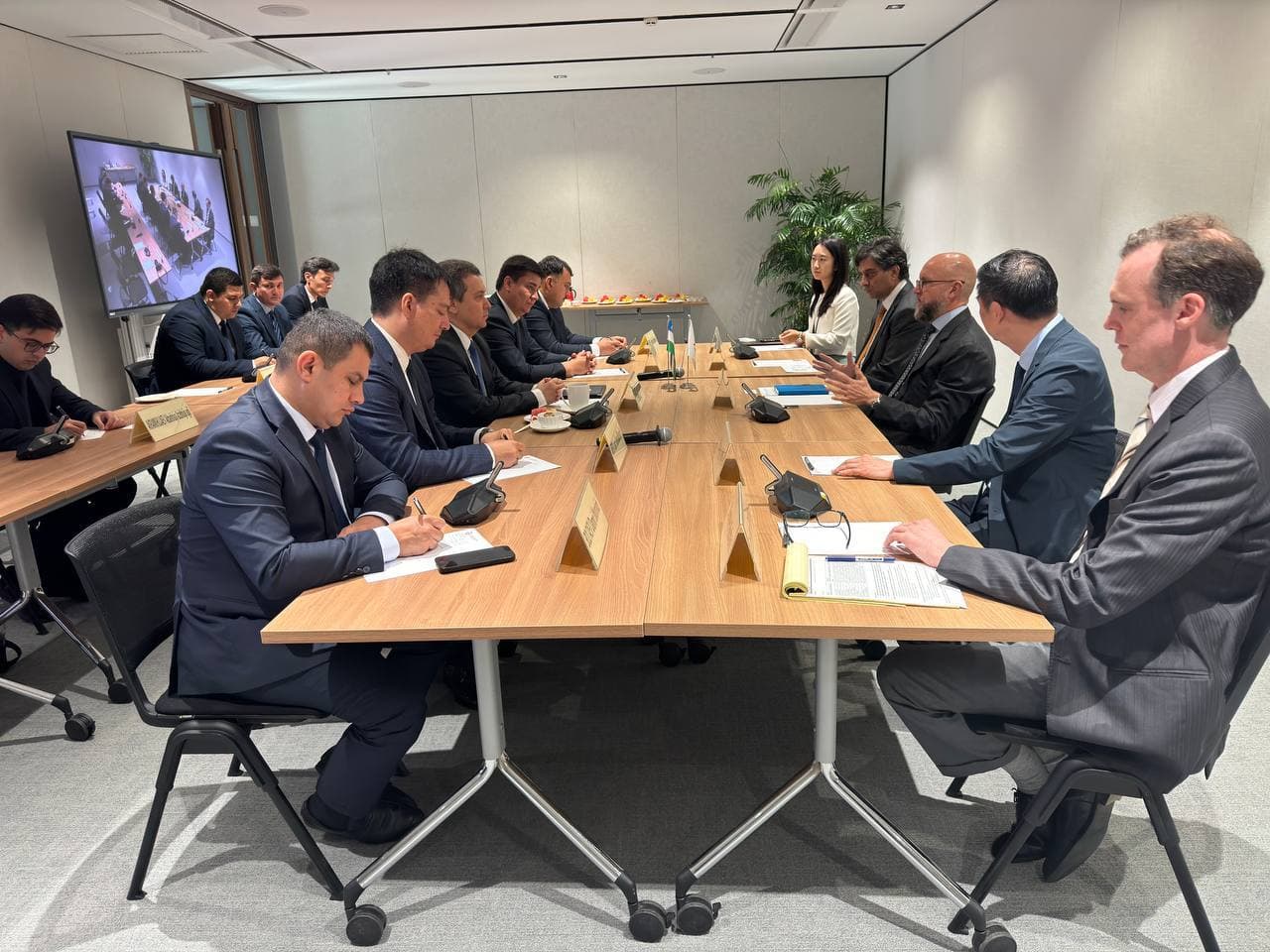 Minister of Digital Technologies Meets with Asian Infrastructure Investment Bank (AIIB) Leadership in China