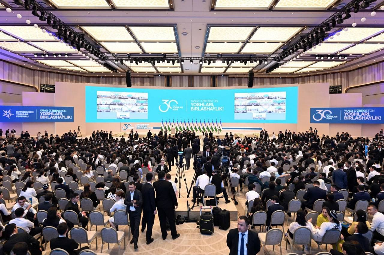 Bugun, Yoshlar kunida Prezident Shavkat Mirziyoyev yoshlar bilan uchrashuv o‘tkazadi hamda bir guruh yigit-qizlarga davlat mukofotlarini topshiradi