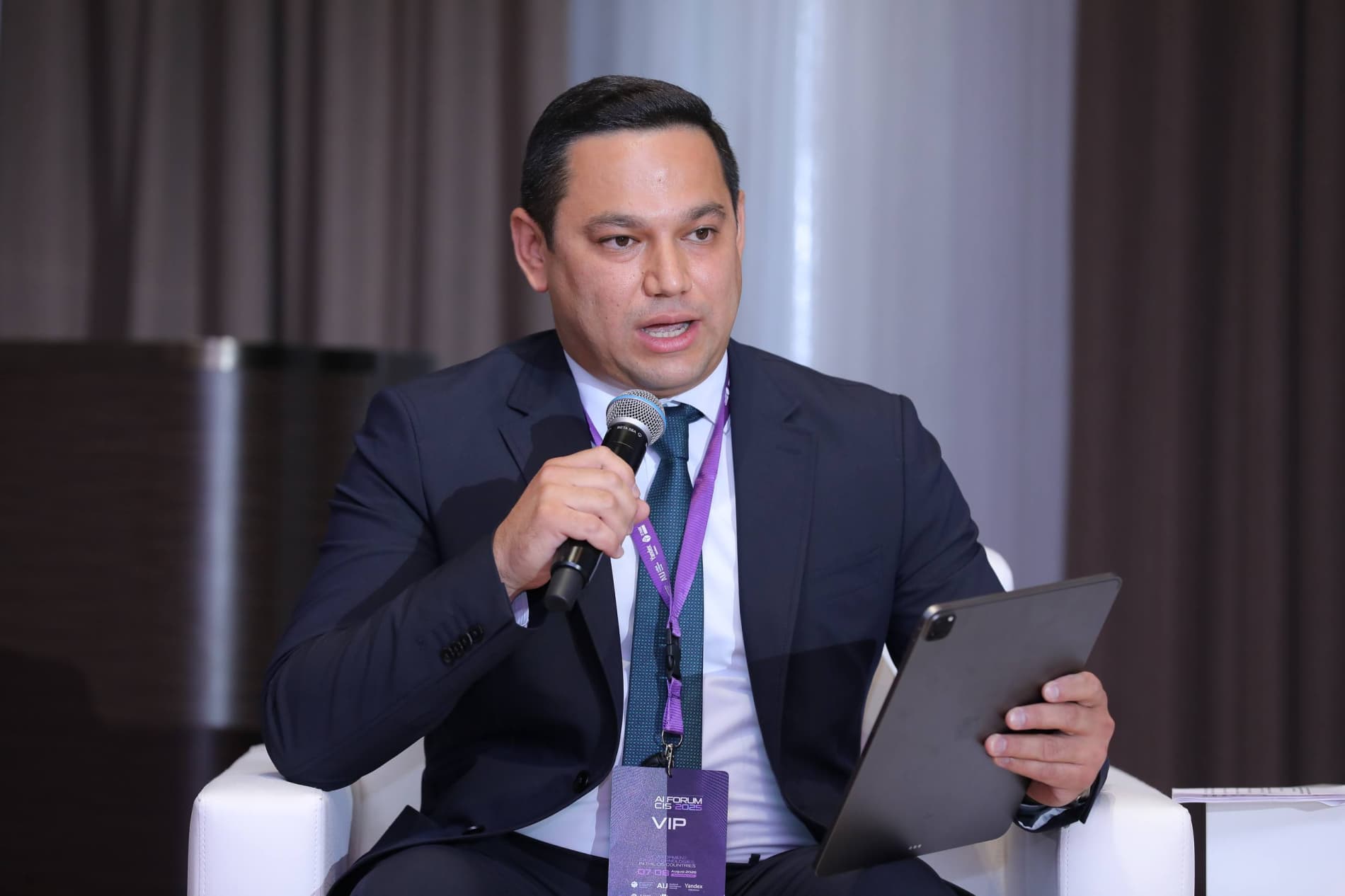 Samarqandda sun’iy intellekt texnologiyalarining ta’lim, inson kapitali va ijtimoiy sohalardagi roli muhokama qilindi