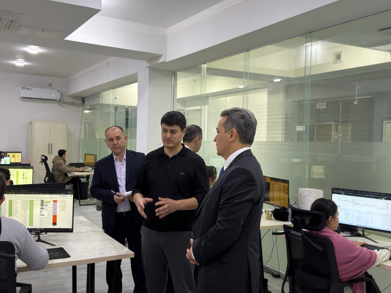 Qarshida yoshlar uchun raqamli imkoniyatlar: Xalqaro AT-kompaniyalar faoliyati bilan tanishildi