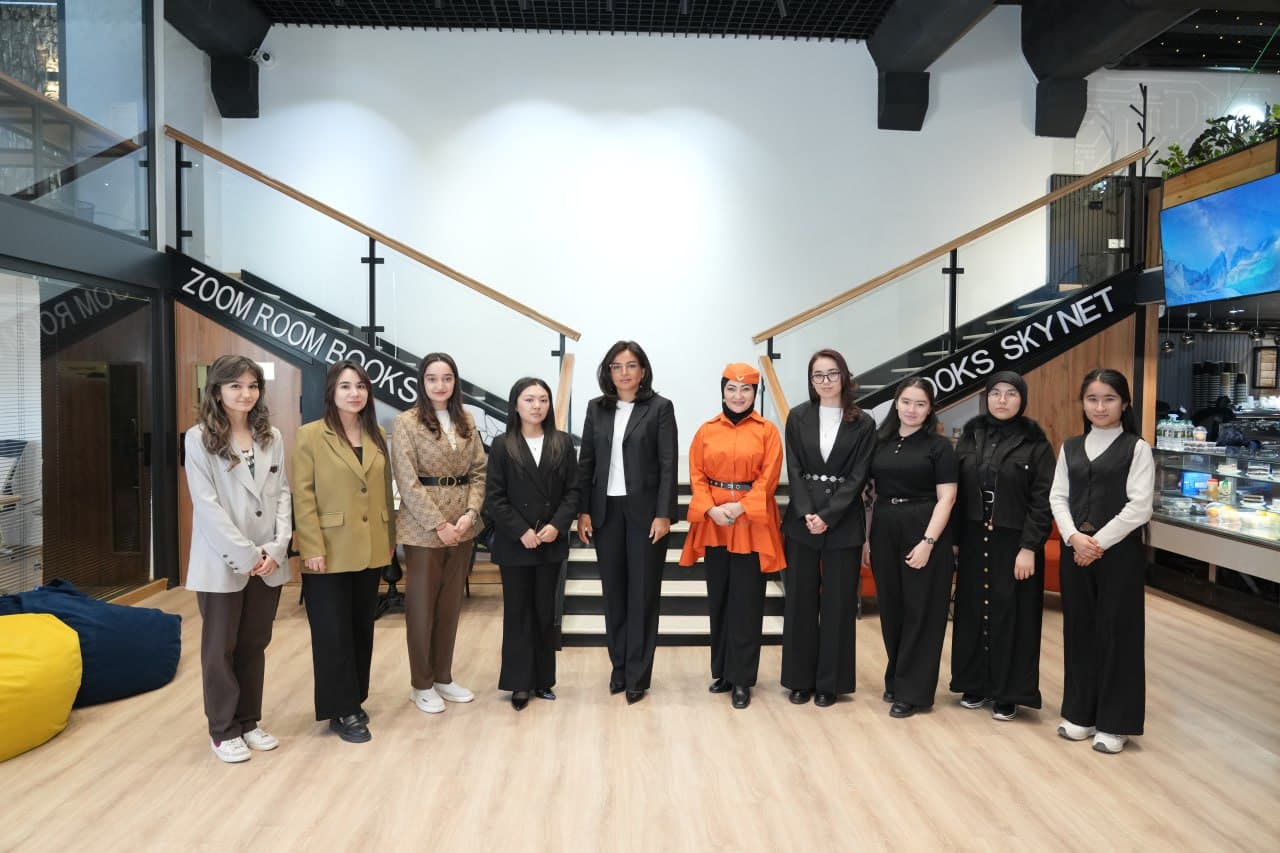 Navoiy viloyatida xotin-qizlarni AT sohasiga keng jalb etish masalalari muhokama qilindi